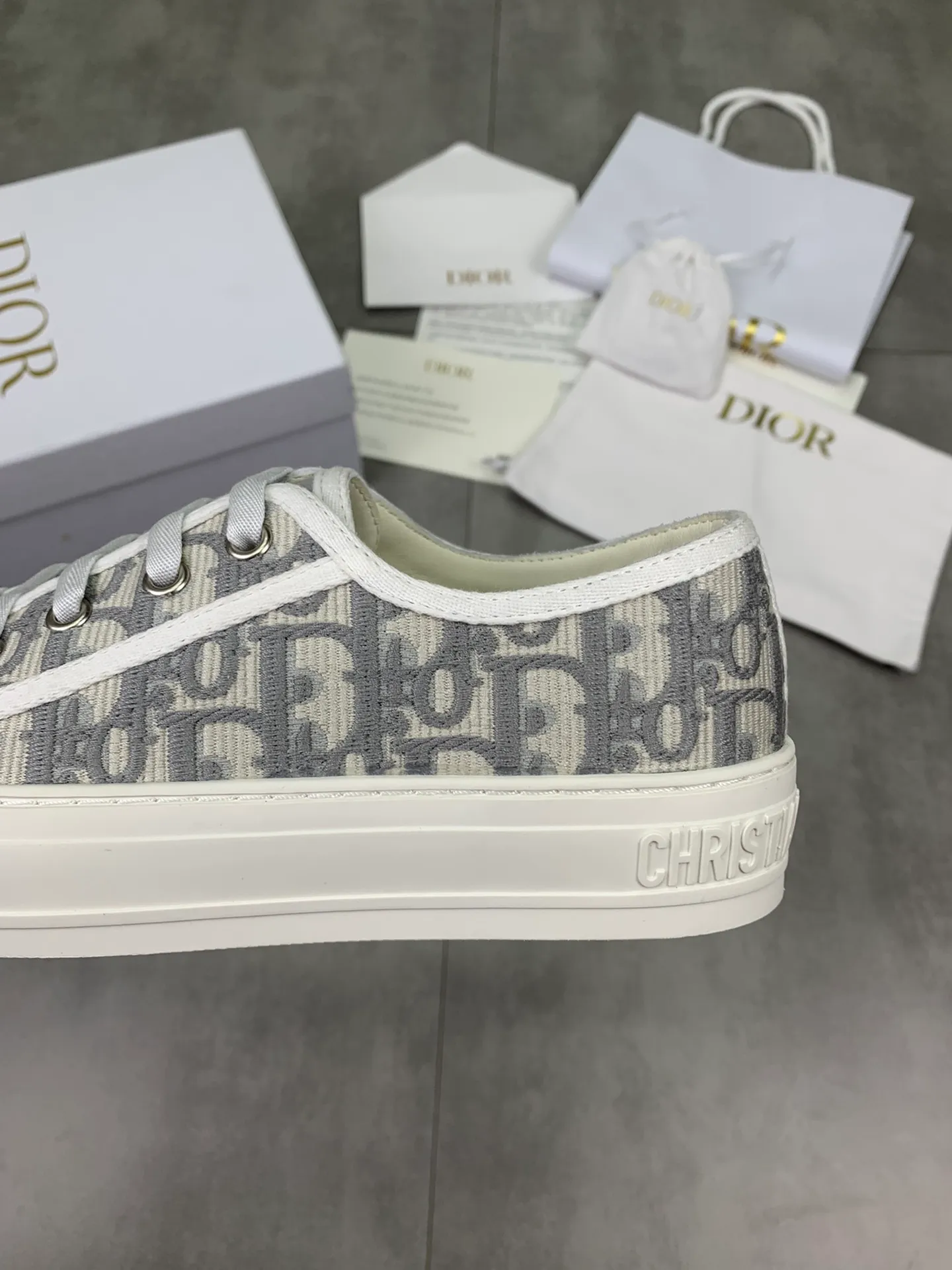 👟👟Ex-factory price 480👟👟 Dior2022 spring, summer, autumn and winter latest upgraded version of casual lace-up classic embroidered sneakers, the same style of flat-bottomed round-toe women's shoes for all seasons. It took more than two months to finally reproduce it perfectly. We made every detail exactly the same as the original. We decisively keep our own style when shipping. How can beauties who like sports not keep it for themselves? Multiple craftsmanship, original Italian imported original embroidered woven fabrics, original customized T👟👟 ex-factory price U outsole. On the surface it seems simple and has no technical content, but in fact it is quite a test of the technical operation of the master Luo Di. The market's top quality is welcome to compare, any details are unconditional 👟👟Ex-factory price K. There are pictures and the truth. Today's Internet celebrities and foreign stars are buying it one after another! Fully responsible for dressing in spring, summer, autumn and winter. All aspects of the original disassembly and materials are exclusively molded and customized, 🎗shoelace molding, hardware molding, outsole molding, even the feet are molded, the original order is made to order, and the original bronze hardware is compared to the original, not a common imitation in the market. It will be full of surprises the moment you get it! The perfect genuine version, you can go in and out of the counter at will. Fabric: Original imported embroidered woven fabric from Italy. Lining: Imported original water-dyed cowhide. Feet: Imported original water-dyed cowhide. Outsole: Original molded T👟👟Ex-factory price U bottom. Size: 35-39 (34.40.41.42 customized, non-refundable)